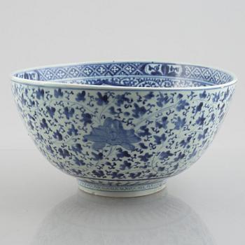 Skålar, två stycken, samt fat, porslin. Japan, Meiji (1898-1912).