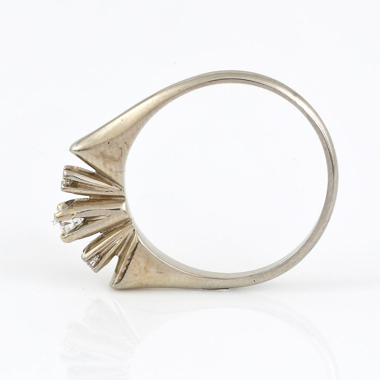 RING, 18K vitguld med 3 briljantslipade diamanter, tot ca 0,23 ct. Vikt 3,90 g.