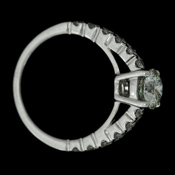 RING, 18 vitguld med briljantslipade diamanter solitär ca1,00ct samt tot ca0,55ct, enl certifikat. 2000-tal. Vikt 4,9g.