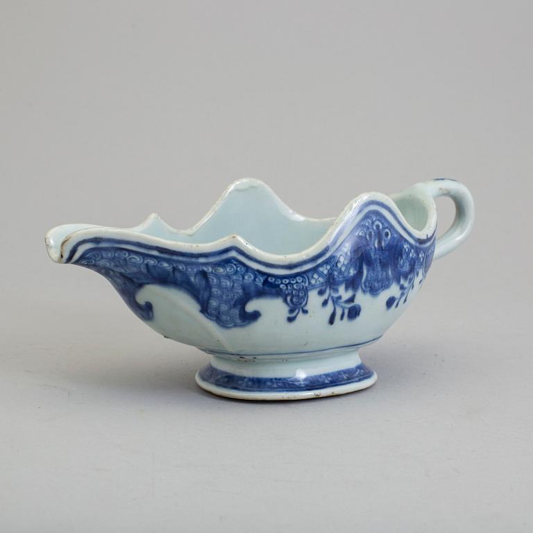 A blue and white export porcelain saucer, Qing dynasty, Qianlong (1736-95).