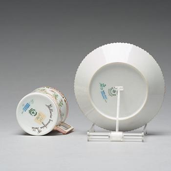 KAFFEKOPPAR med FAT, åtta stycken, porslin. "Flora Danica", Royal Copenhagen, Danmark.