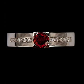 RING, vitguld 14K med granat 0,40 ct. och 10 st briljantslipade diamanter tot. 0,16 ct. Vikt 5 g.