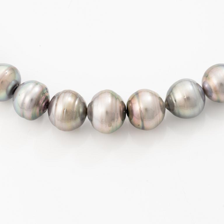 Necklace with cultured baroque Tahitian pearls and an 18K gold clasp.