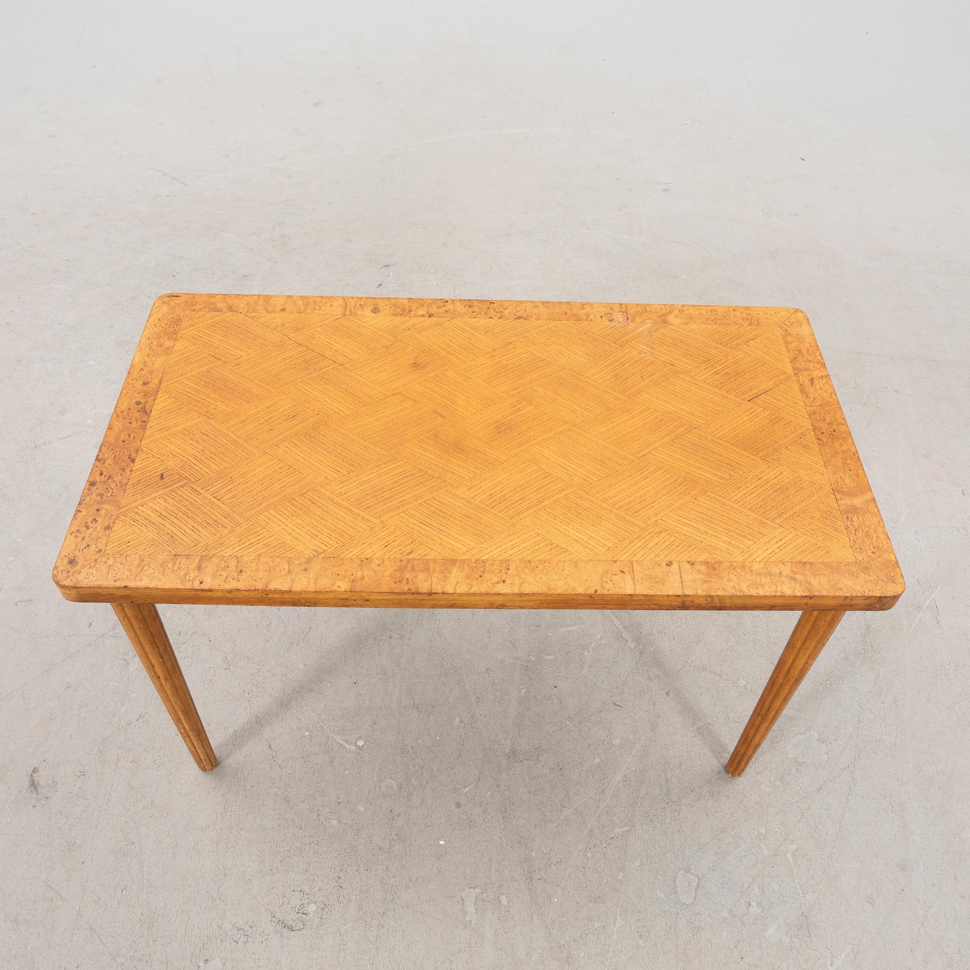 A 1940s birch side table. - Bukowskis