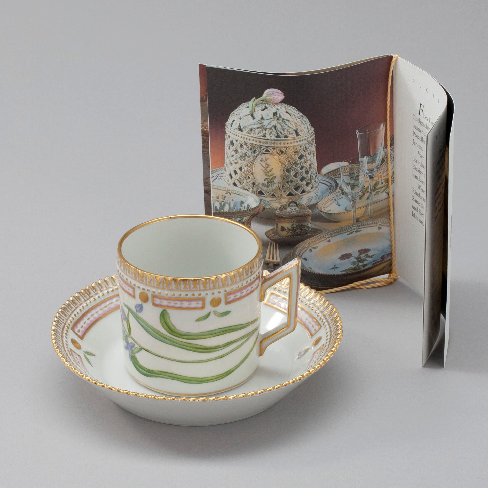 KOPP MED FAT, porslin, "Flora Danica", Royal Copenhagen, Danmark 1984-1991.