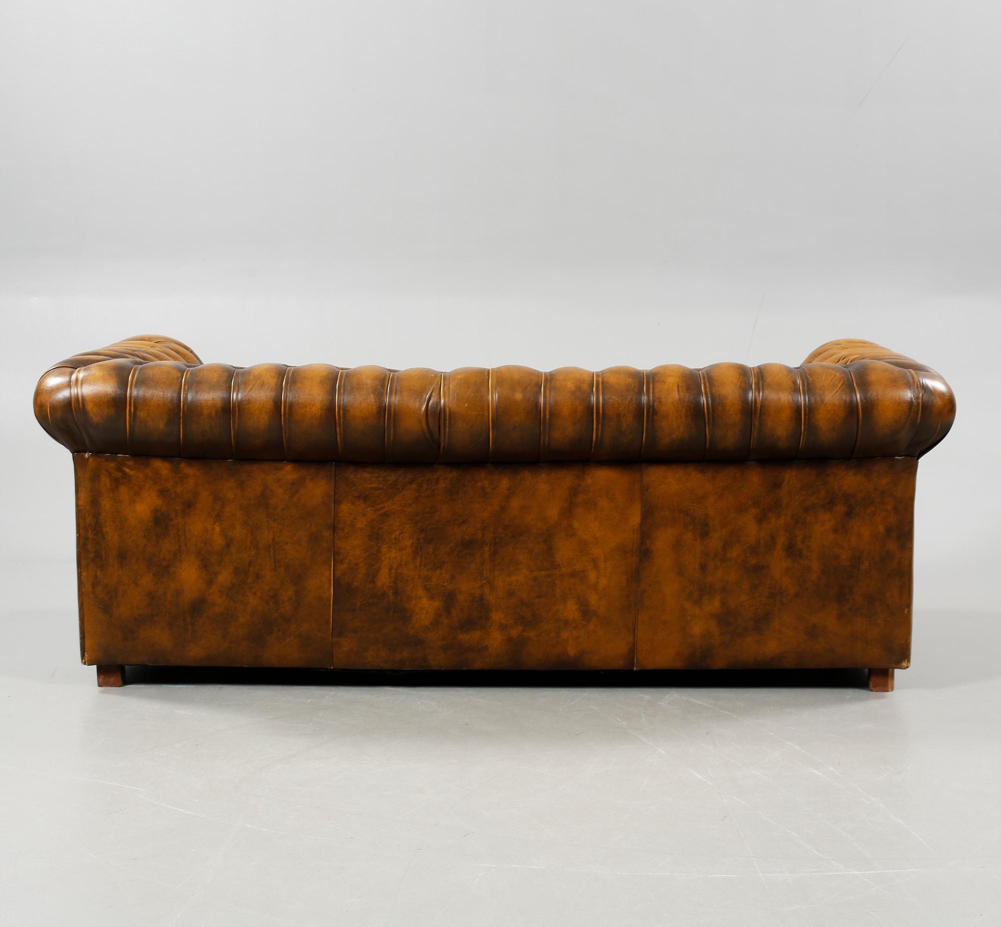 BÄDDSOFFA, Chesterfield-modell, 1900-talets andra hälft.