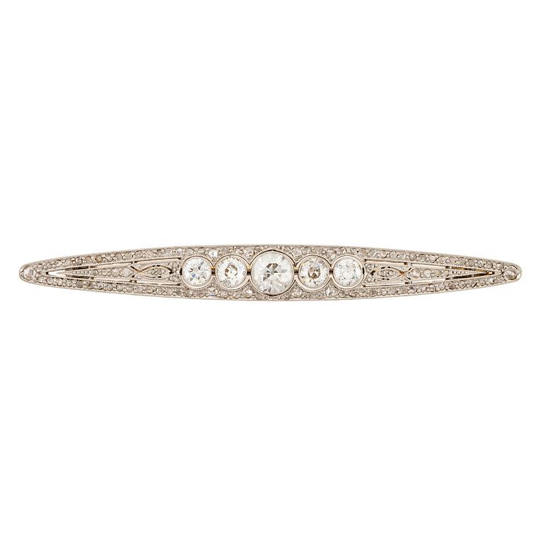 A brooch in 14K gold and platinum set with old- and rose-cut diamonds.