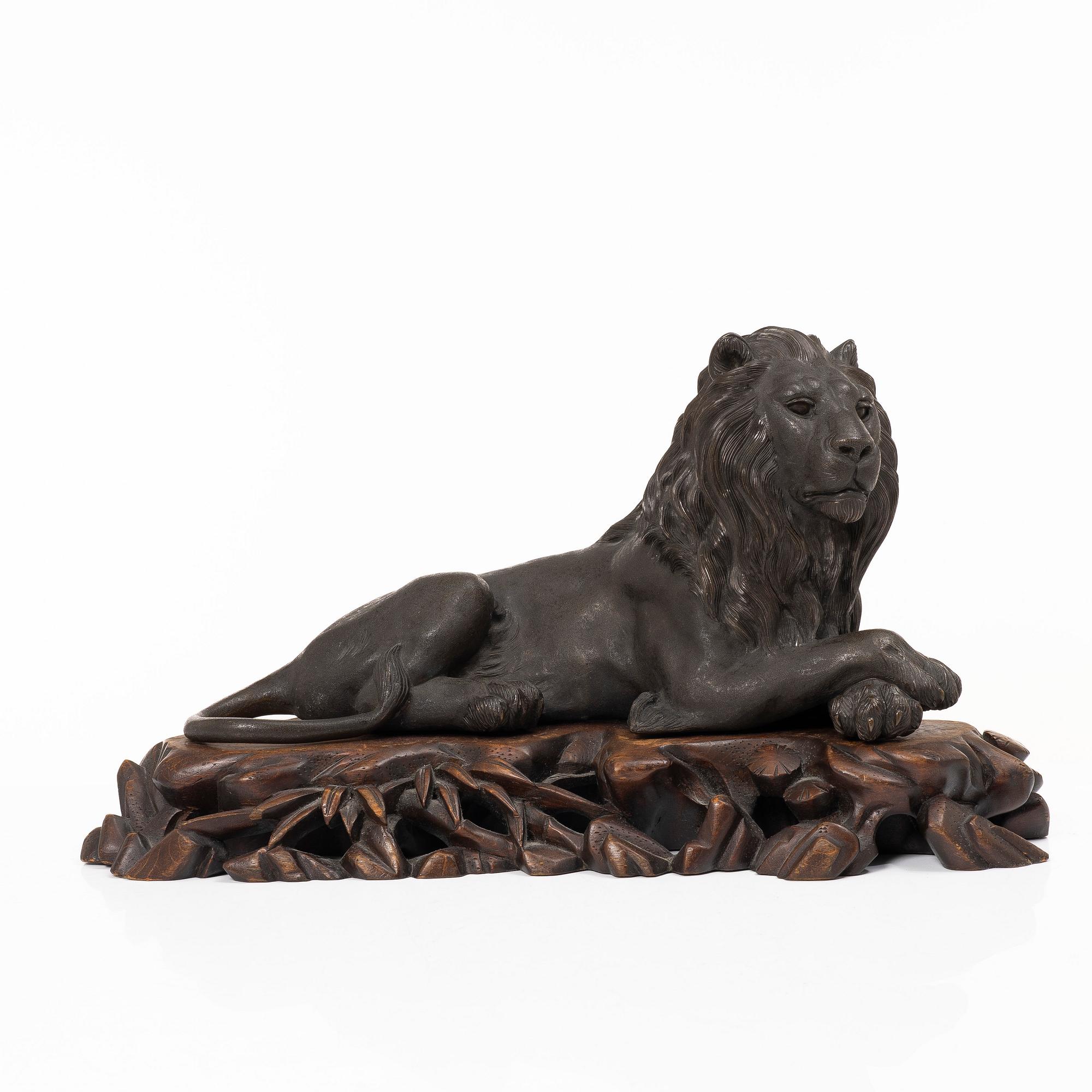 A pair of Japanese bronze lions, Meiji (1868-1912). Signed.