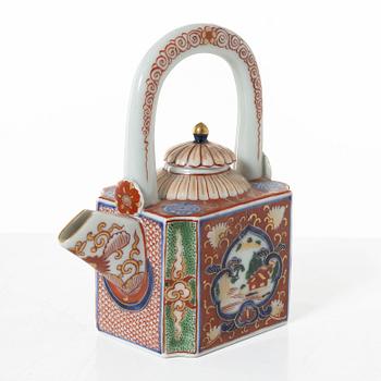 Tallrikar, fyra stycken, samt tekanna med lock, porslin. Japan, Meiji (1868-1912).