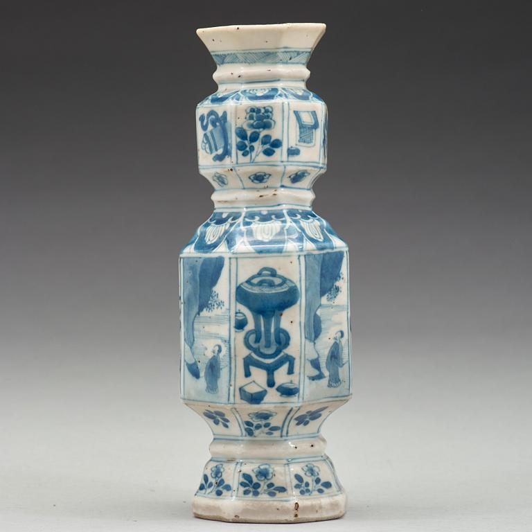 VAS, porslin. Qingdynastin, Kangxi (1662-1722).