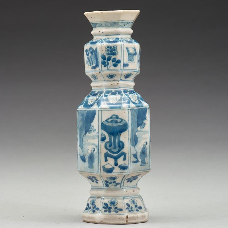 A blue and white vase, Qing dynasty, Kangxi (1662-1722).