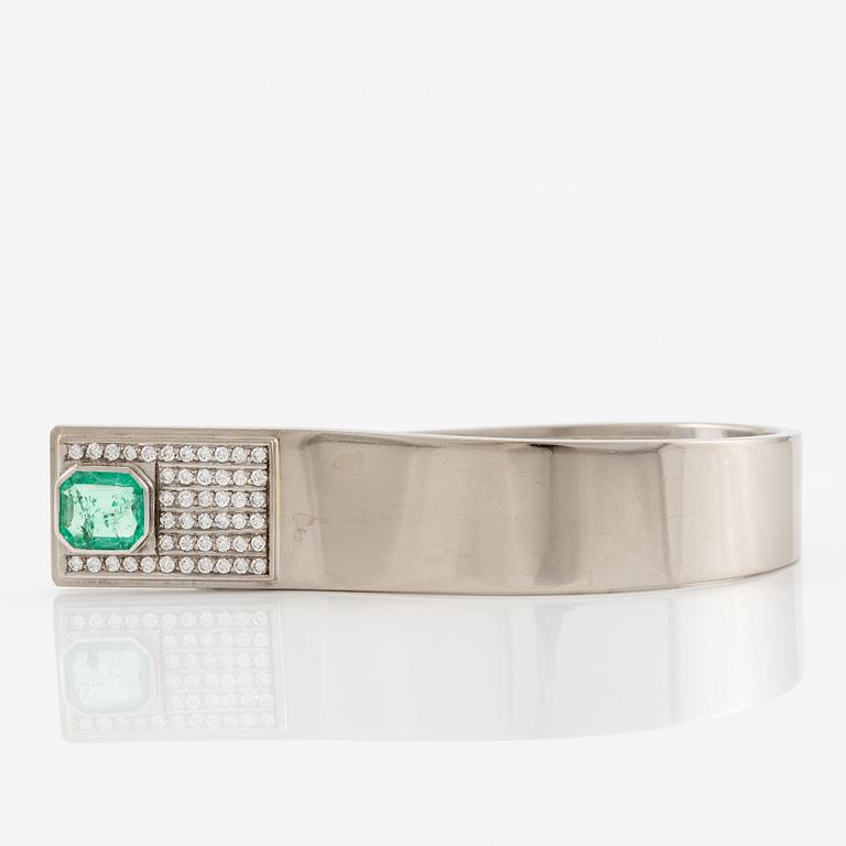 A Sigurd Persson bracelet 18K white gold with a faceted emerald and round brilliant-cut diamonds, Stockholm 1974.