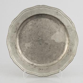 A rococo pewter charger by G. Östling, Vimmerby 1772.