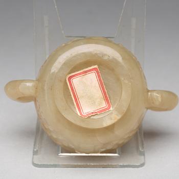 A nephrite wine cup, late Qing dynasty, circa 1900.