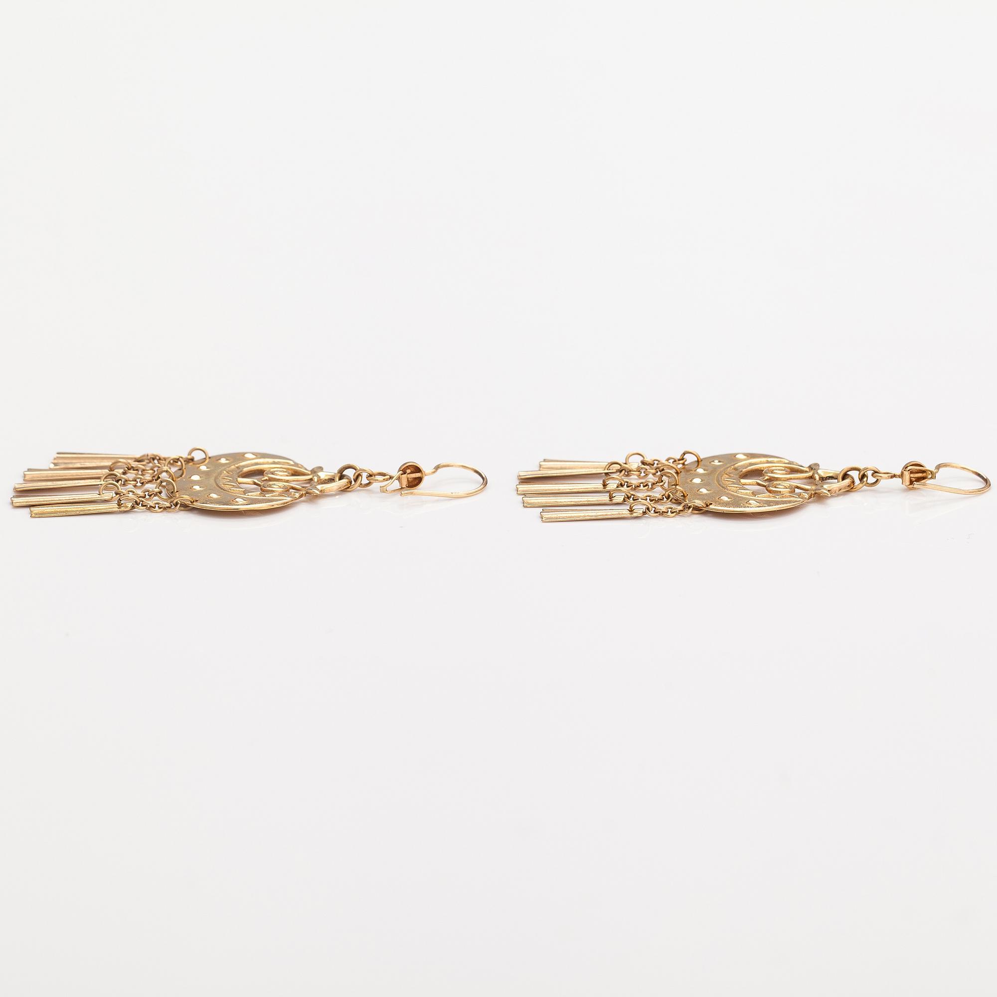 Germund Paaer, Örhängen "Mångudinnan", 14K guld. Kalevala koru, Helsingfors 1998.