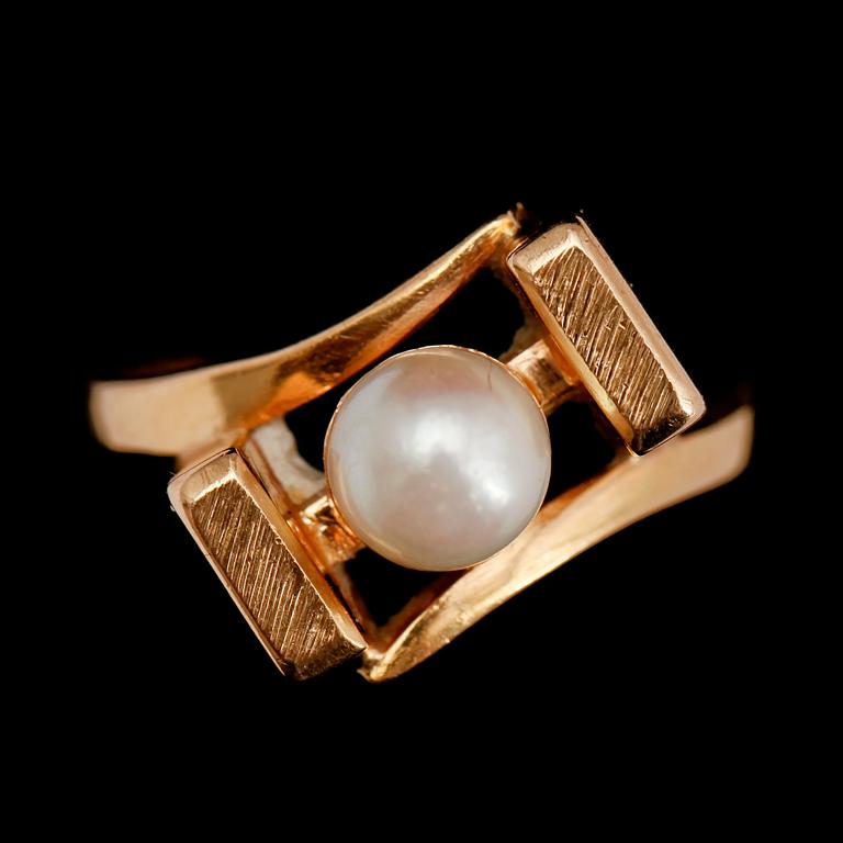 RING, 18 k guld, med odlad pärla. Tot vikt ca 7 g.