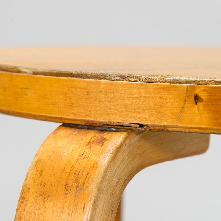 Alvar Aalto, a mid-20th century '85' table and four '60' stools for O.Y. Huonekalu-ja Rakennustyötehdas A.B.