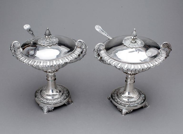SOCKERSKÅLAR med STRÖARE, ett par, silver, Gustaf Möllenborg, 1834. Total vikt ca 1669g.