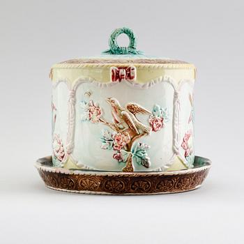 OSTKUPA  MED FAT, majolika, sannolikt England, 1900-talets första hälft.