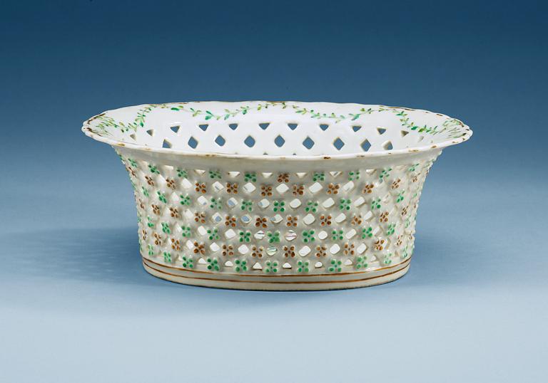A famille rose armorial chesnut basket for Claes Alströmer, Qing dynasty, Qianlong (1736-95), ca 1770.