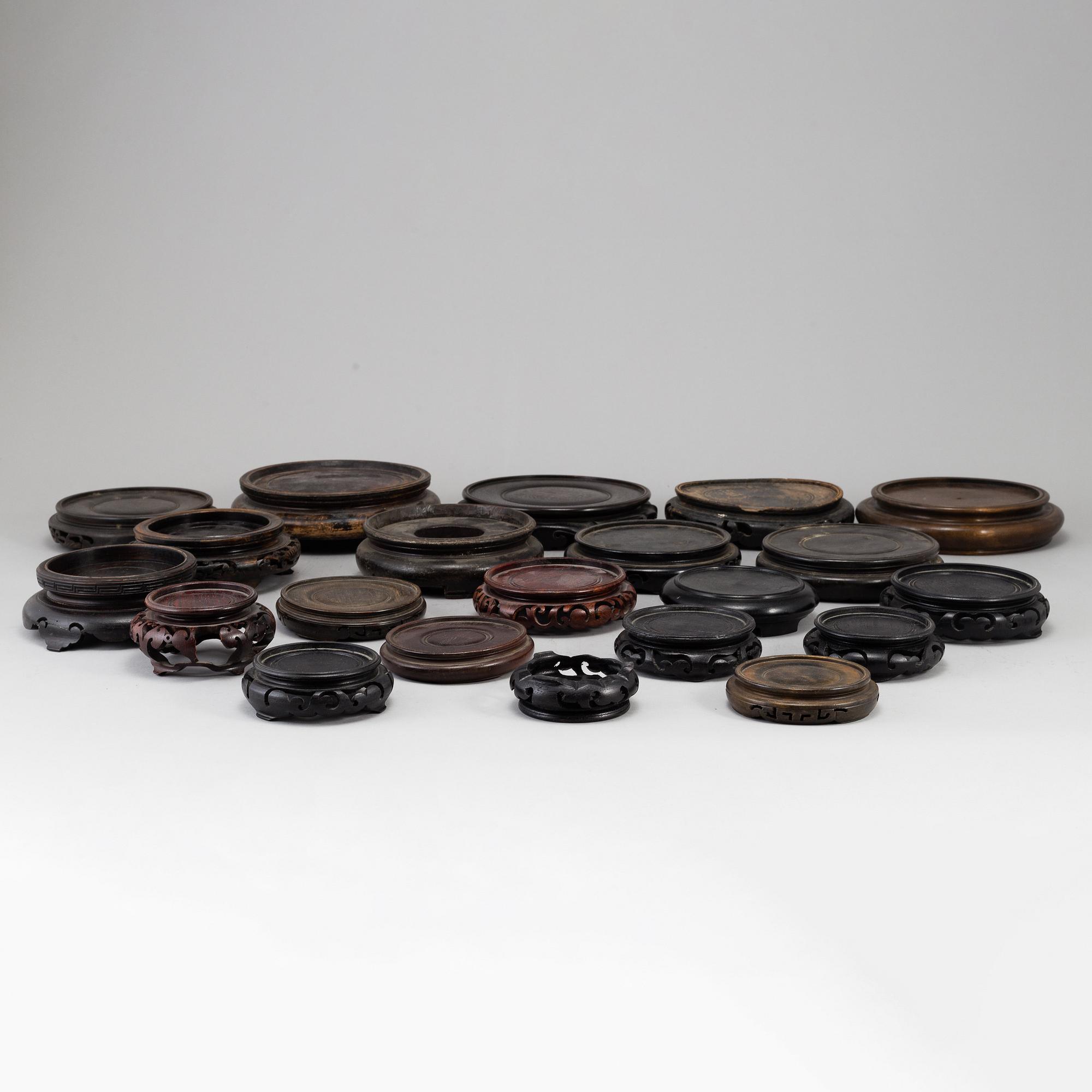 STÄLL, 22 stycken, trä. Kina, främst 1900-tal.