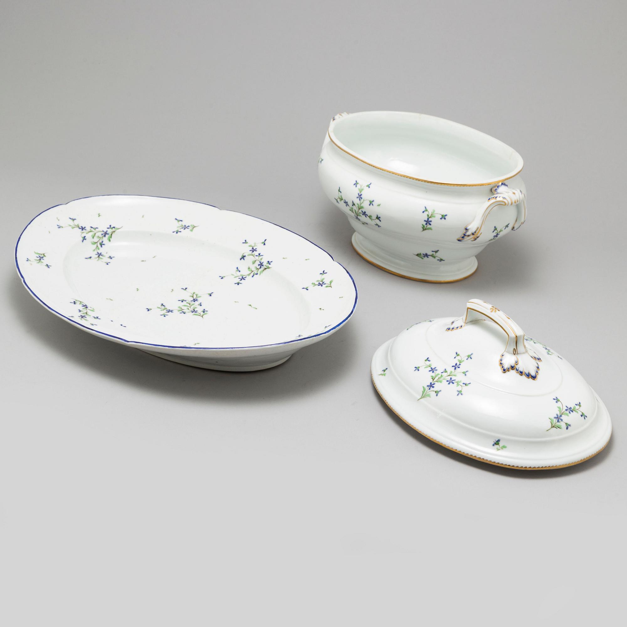 TERRIN med LOCK och FAT, porslin. Norra Europa, 1800-tal samt tidigt 1900-tal.