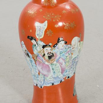 A CHINESE PORCELAIN VASE, CA 1900.