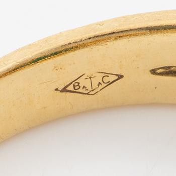 Ring, 18K guld med cabochonslipad smaragd och rubiner samt briljantslipade diamanter.