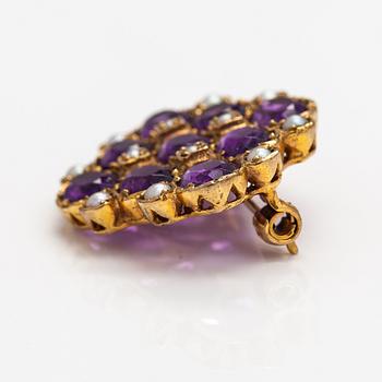 A 9K gold brooch with amethysts and cultured pearls. England.