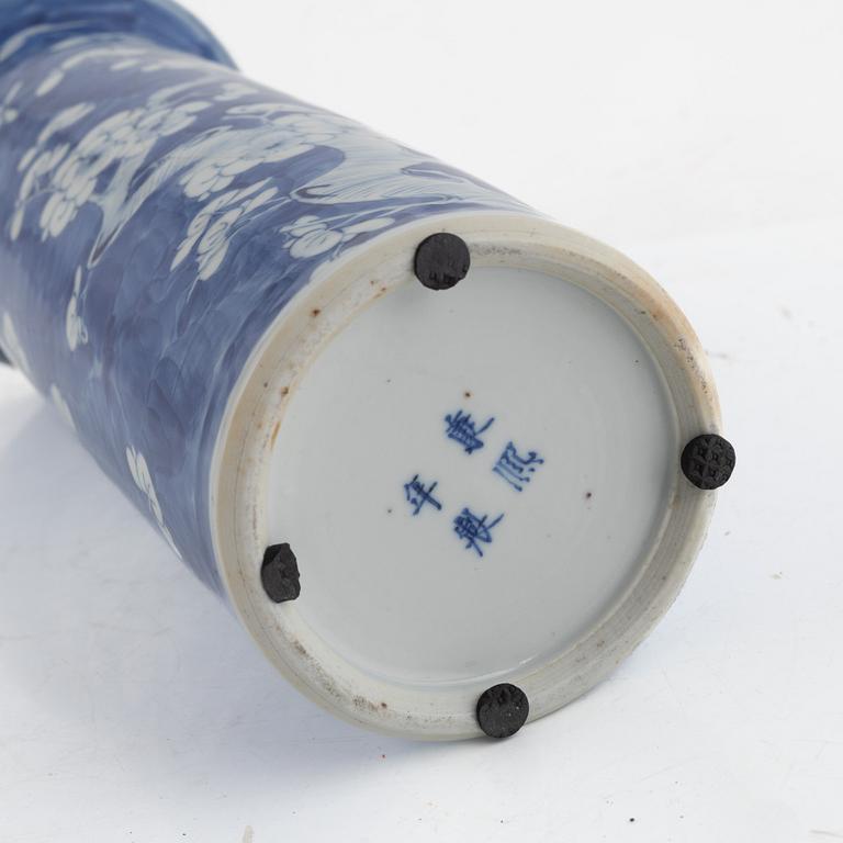 Parti vaser och bojaner, 11 delar, porslin, Kina, sen Qingdynasti.