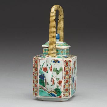 TEKANNA med LOCK, porslin. Qing dynastin, Kangxi (1662-1722).