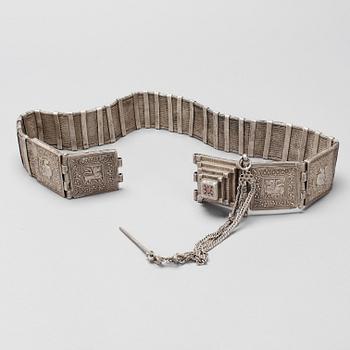 BÄLTE, silver, enligt uppgift Saudiarbien. Totalvikt ca 950g.