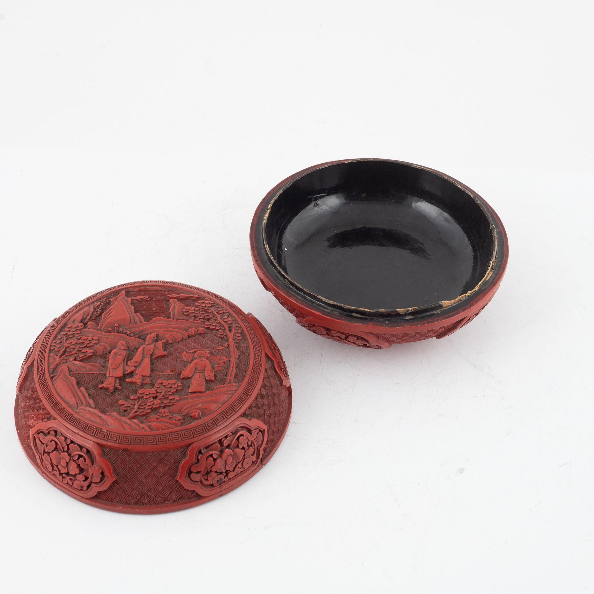 Ask med lock, lackerad i rött, Kina, 1900-tal.