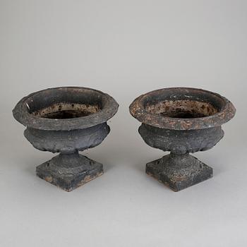 TRÄDGÅRDSURNOR, ett par, gjutjärn, 18/1900-tal.