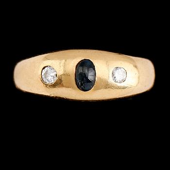 LORDRING, 18 k guld, 1968, med cabochonslipad blå safir och 2 briljantslipade diamanter. Total vikt ca 8 gram.