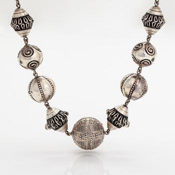 Halsband, armband och örhängen, "Skatten från Halikko", silver. Kalevala Koru, Helsingfors 1987 och 1992.