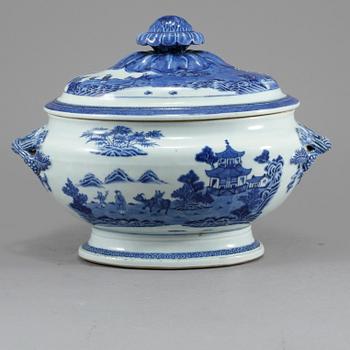 TERRIN, porslin, Kina, omkring år 1800.