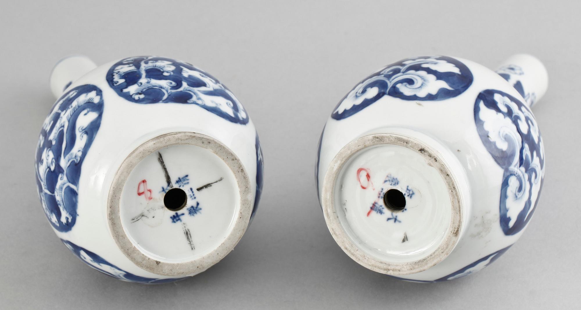 VASER, ett par, porslin, Kina, Kangxi-stil 1800/1900-tal.