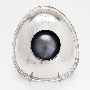 Reijo Sirkeoja, a hammered silver bowl with cut stones, Hopeataidetakomo, Tampere 1962.