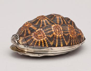 DOSA, sköldpadd samt silver, 1800-tal.