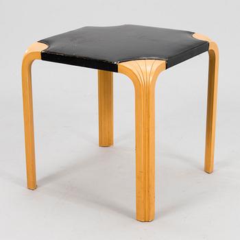 ALVAR AALTO, en pall, modell X 602, Artek, sent 1900-tal. Formgiven 1954.