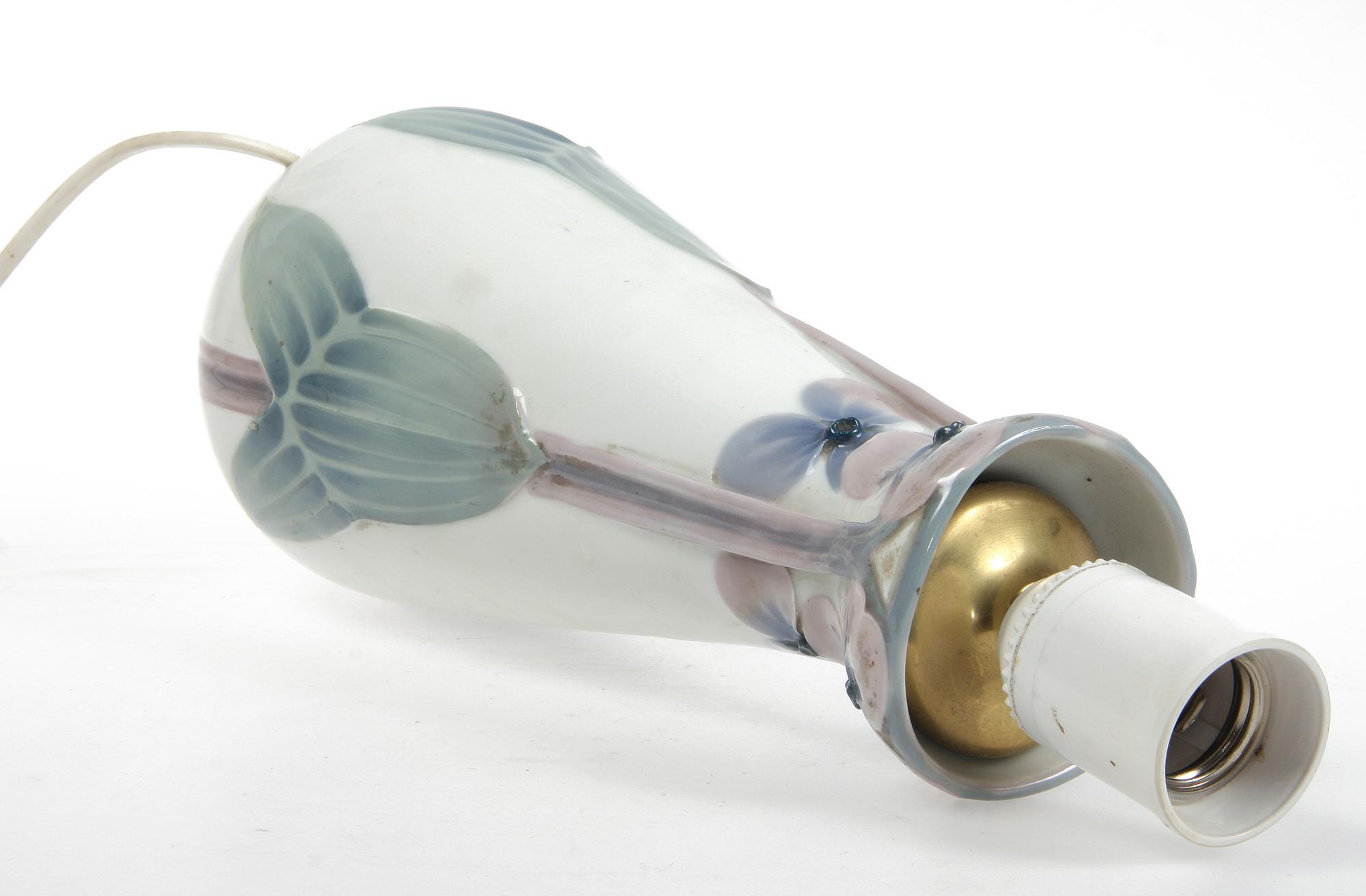 BORDSLAMPA, porslin, jugend, Rörstrand, 1900-talets första hälft.