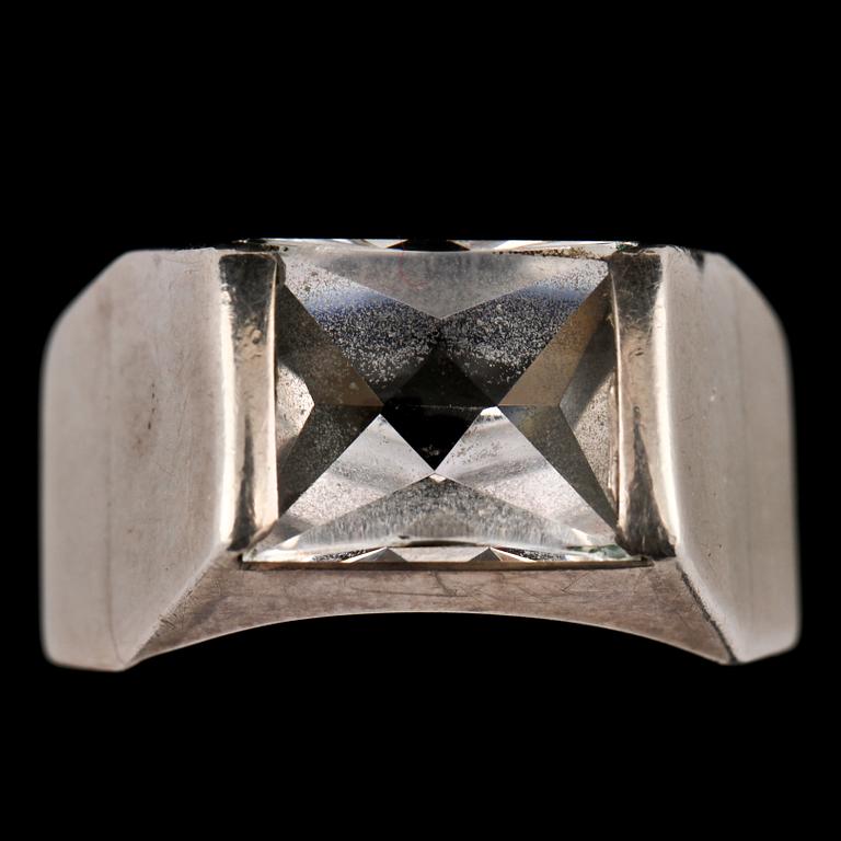 RING, silver samt fasettslipad bergskristall, Gussi, Malmö, 1960. Vikt 8 g.