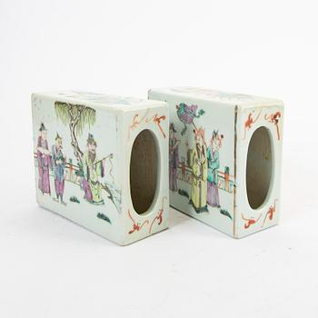 Kuddar, två stycken, porslin. Kina, tidigt 1900-tal.