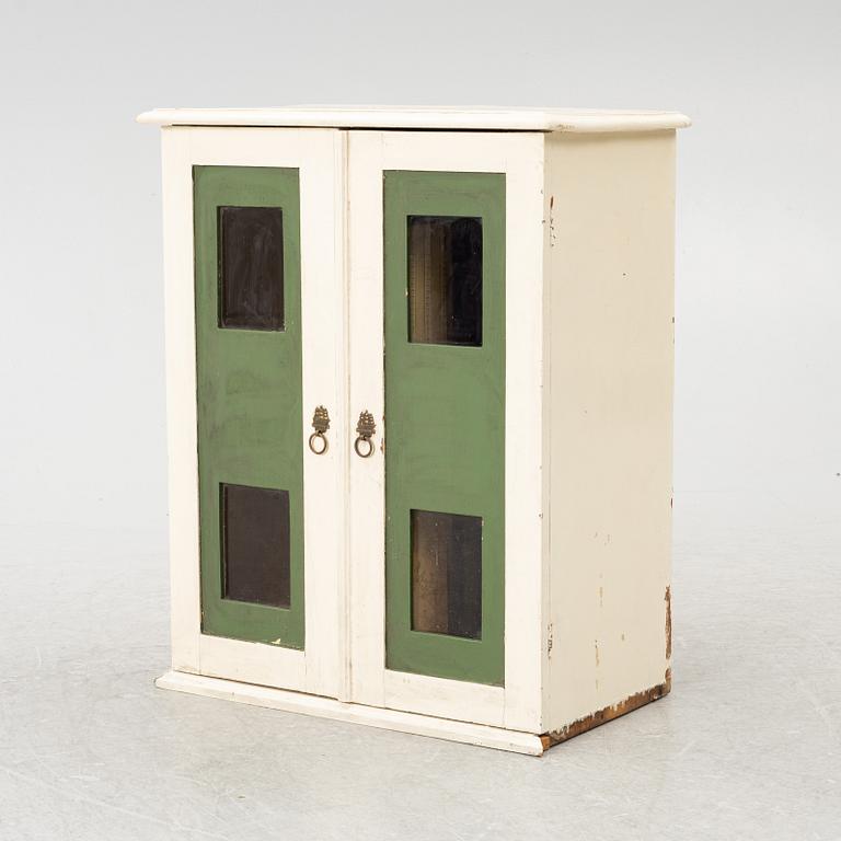 Dockskåp med dockskåpsmöbler samt tillbehör, bl a Berit Bergström, Nolbyn, Värmländskt Hantverk, 1940-/50-tal.