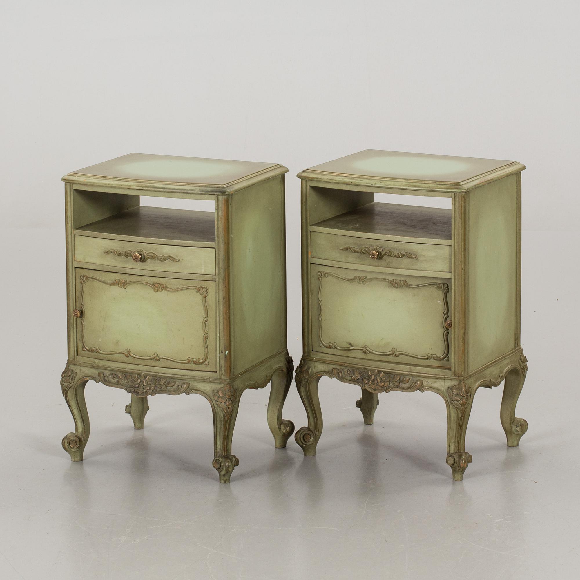 A PAIR OF BEDSIDE TABLES.