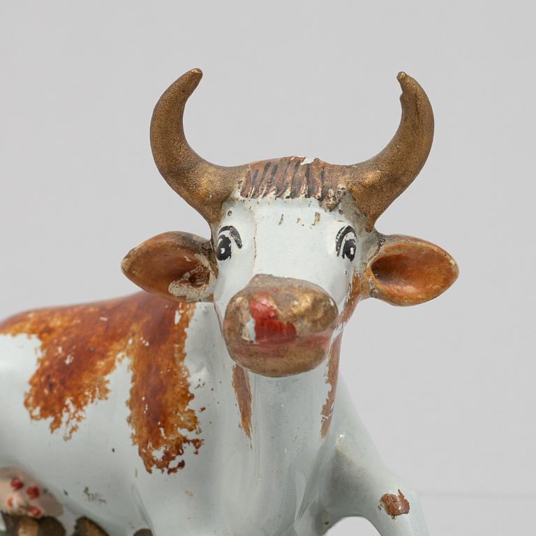 A pair of ceramic cow figurines, England, 19th century.