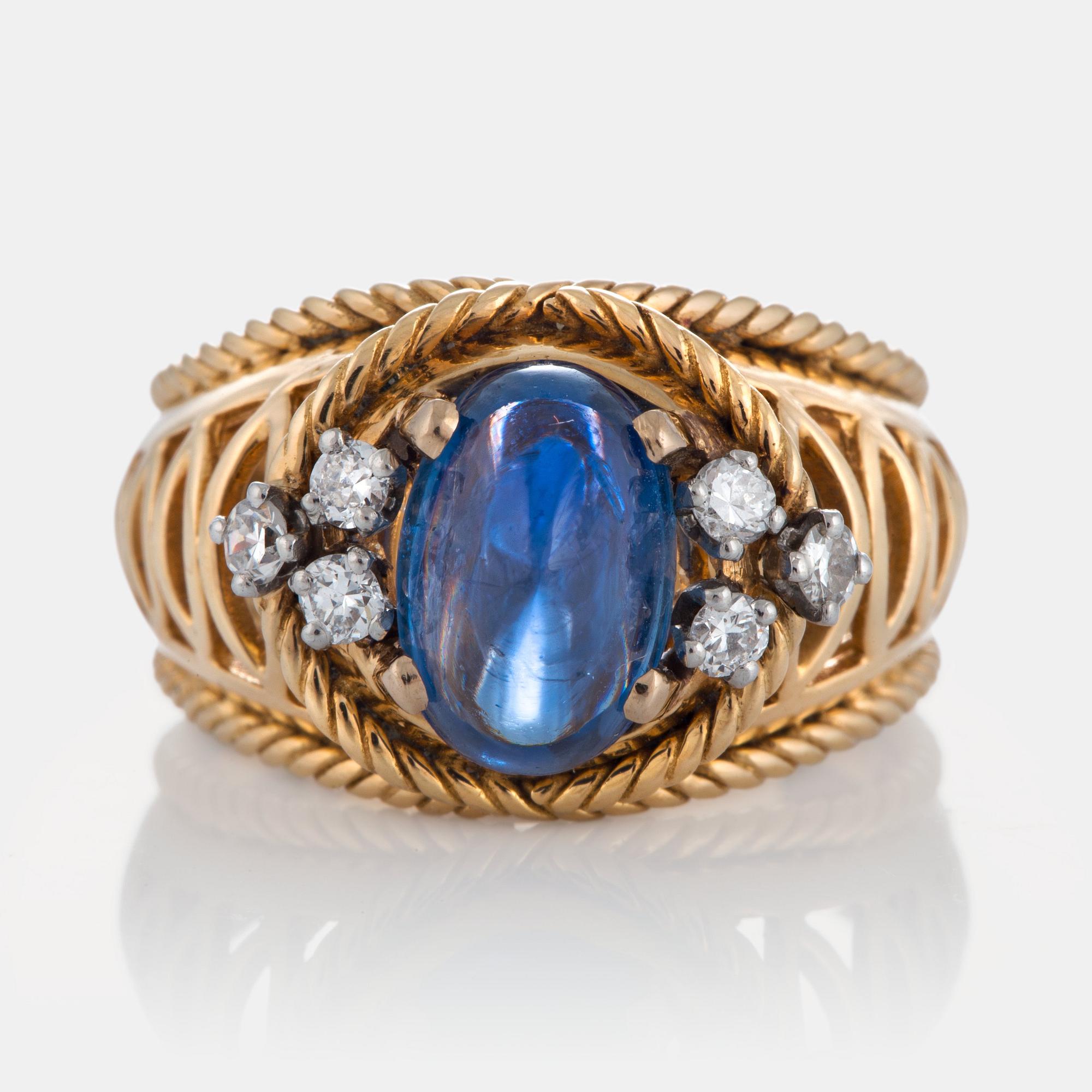 Ring med en cabochonslipad safir ca 4 ct samt runda briljant- och åttkantslipade diamanter.