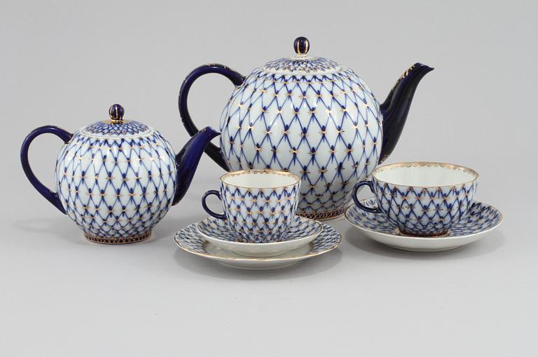 KAFFE- OCH TESERVIS, 34 delar, "Cobalt Net", Lomonosov, Sovjetunionen och Ryssland, 1900-tal.