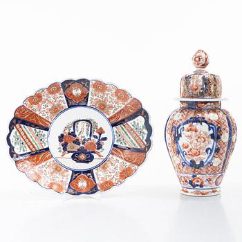 An Imari porcelain dish and urn, Japan, Meiji (1868-1912).